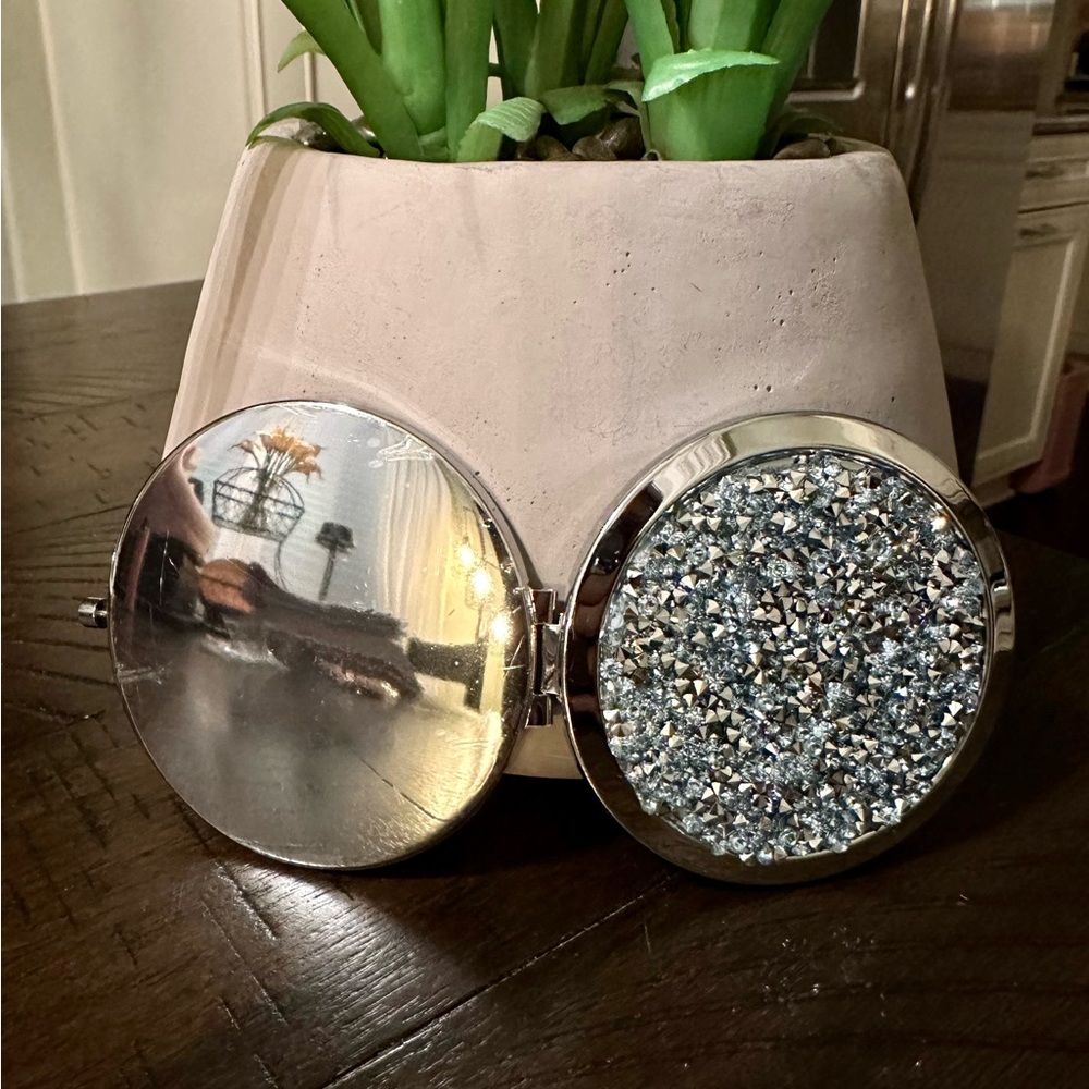 Glam Compact Mirror - Picture 4 of 13